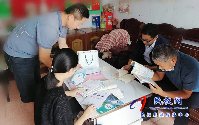 民權(quán)縣實驗中學積極開展“兩送一免”活動 民權(quán)縣實驗中學積極開展“兩送一免”活動