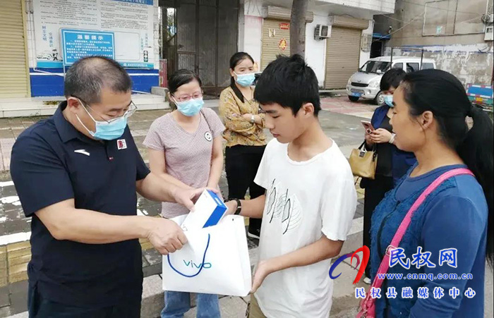 民權(quán)縣實驗中學積極開展“兩送一免”活動 民權(quán)縣實驗中學積極開展“兩送一免”活動