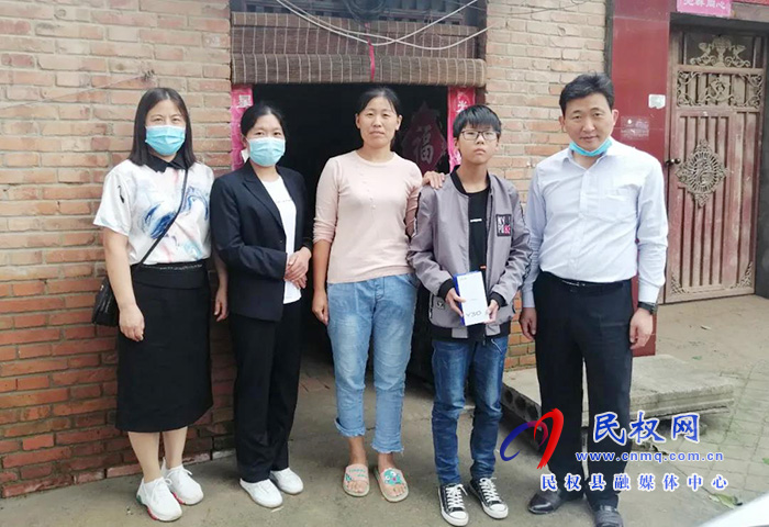 民權(quán)縣實驗中學積極開展“兩送一免”活動 民權(quán)縣實驗中學積極開展“兩送一免”活動
