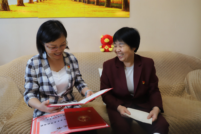 縣委副書記、代縣長王靜嫻看望慰問部分優(yōu)秀老教師