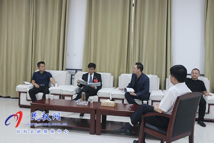 縣委書記張團(tuán)結(jié)會(huì)見(jiàn)李巖、黃戰(zhàn)峰一行