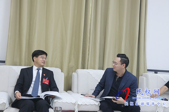 縣委書記張團(tuán)結(jié)會(huì)見(jiàn)李巖、黃戰(zhàn)峰一行