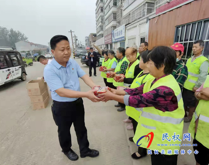 花園鄉(xiāng):鄉(xiāng)長(zhǎng)楊德志慰問環(huán)衛(wèi)工人 花園鄉(xiāng):鄉(xiāng)長(zhǎng)楊德志慰問環(huán)衛(wèi)工人