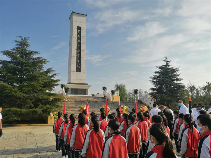 民權(quán)縣第三小學(xué)紅領(lǐng)巾中隊參加民權(quán)縣烈士紀(jì)念日公祭活動 民權(quán)縣第三小學(xué)紅領(lǐng)巾中隊參加民權(quán)縣烈士紀(jì)念日公祭活動