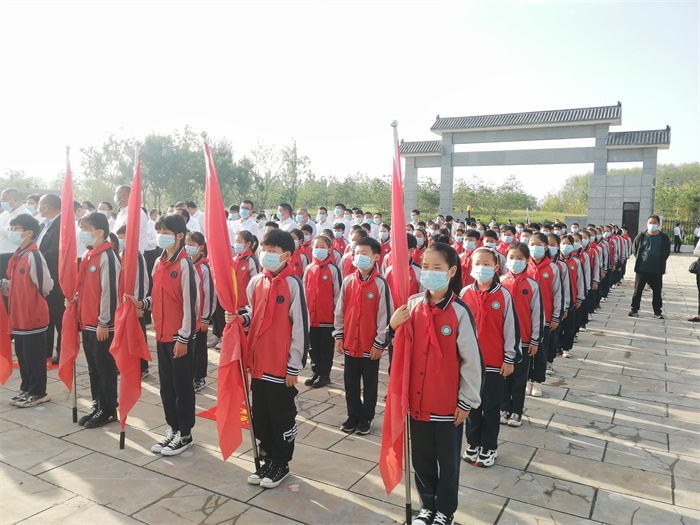 民權(quán)縣第三小學(xué)紅領(lǐng)巾中隊參加民權(quán)縣烈士紀(jì)念日公祭活動 民權(quán)縣第三小學(xué)紅領(lǐng)巾中隊參加民權(quán)縣烈士紀(jì)念日公祭活動