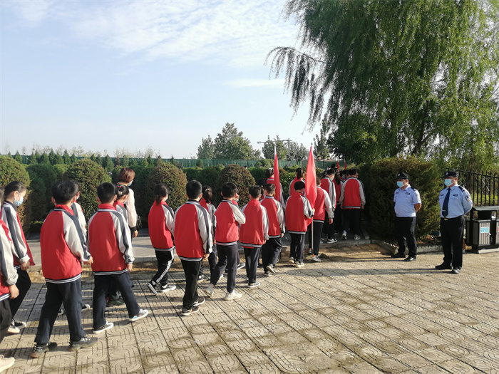 民權(quán)縣第三小學(xué)紅領(lǐng)巾中隊參加民權(quán)縣烈士紀(jì)念日公祭活動 民權(quán)縣第三小學(xué)紅領(lǐng)巾中隊參加民權(quán)縣烈士紀(jì)念日公祭活動