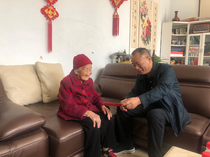 縣政協(xié)主席周明河九九重陽(yáng)節(jié)慰問(wèn)百歲老人