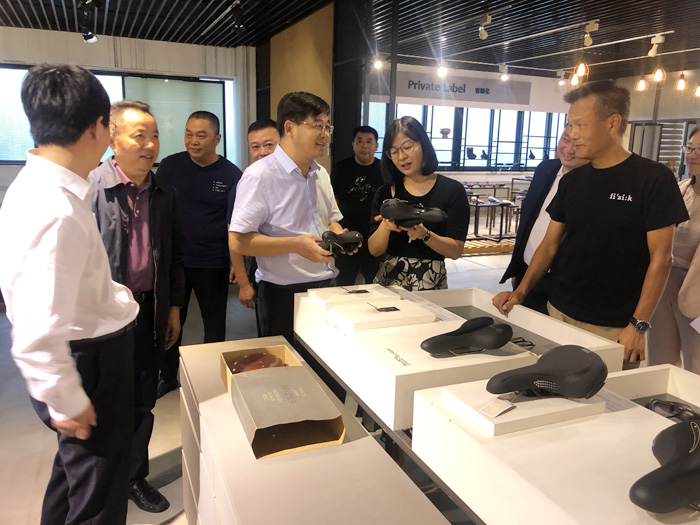 縣委書記張團(tuán)結(jié)到江陰高新區(qū)開展招商活動