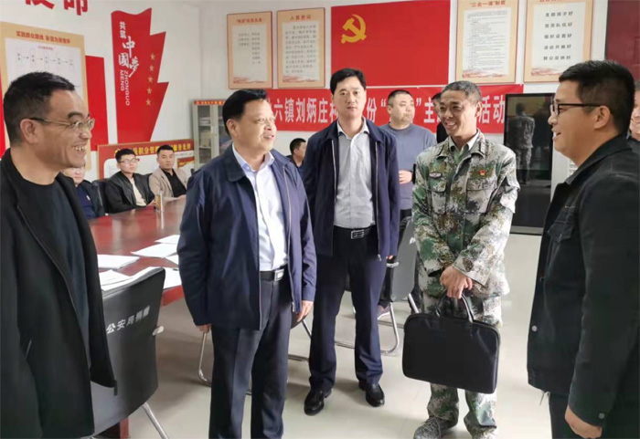 縣委常委、武裝部長熊四香、縣人大常委會副主任石克林到孫六鎮(zhèn)督導(dǎo)脫貧攻堅后評估準(zhǔn)備工作