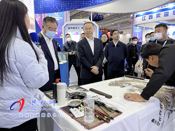 人力資源和社會(huì)保障部副部長李忠查看“民權(quán)畫工”展位
