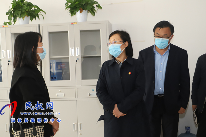 縣委副書記、縣長王靜嫻到縣創(chuàng)文創(chuàng)衛(wèi)指揮部辦公室調(diào)研