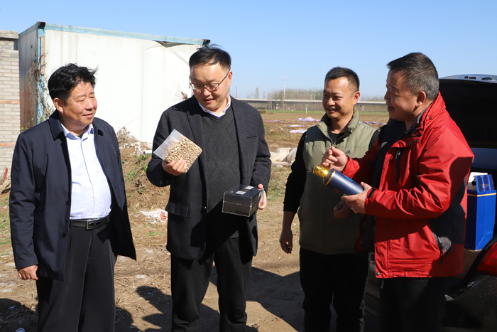 縣委副書記栗團結調(diào)研農(nóng)業(yè)產(chǎn)業(yè)發(fā)展工作