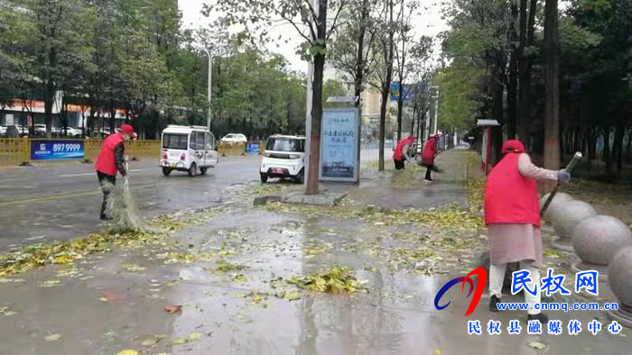 極端天氣，民族學(xué)校志愿者打掃街道為創(chuàng)文創(chuàng)衛(wèi)助力