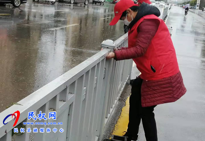 極端天氣，民族學(xué)校志愿者打掃街道為創(chuàng)文創(chuàng)衛(wèi)助力