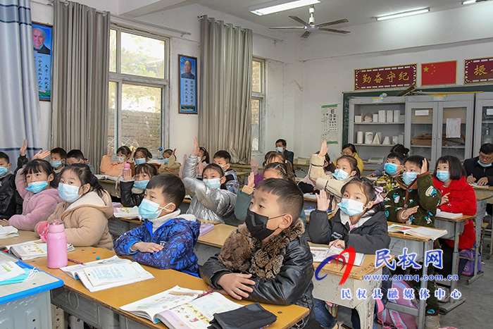 縣教研室走進人和鎮(zhèn)中心小學聽課