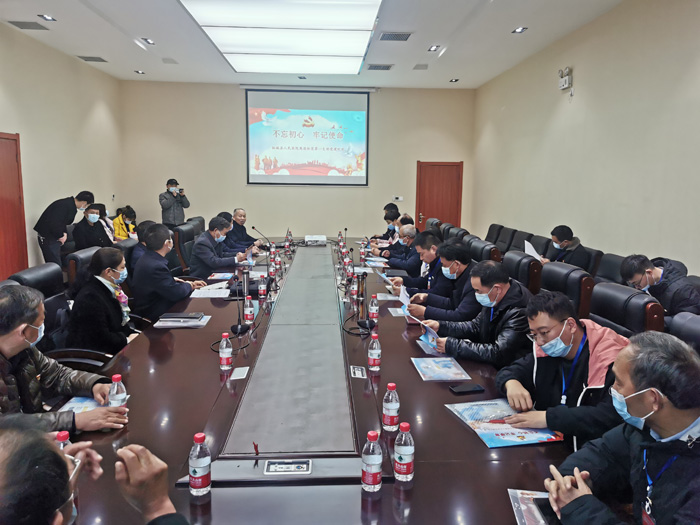 民權(quán)縣離退休黨工委、縣委老干部局組織我縣部分離退休干部黨支部書(shū)記和老干部工作者40余人赴柘城縣學(xué)習(xí)調(diào)研