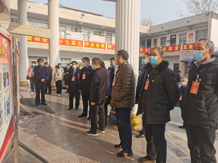 民權(quán)縣離退休黨工委、縣委老干部局組織我縣部分離退休干部黨支部書(shū)記和老干部工作者40余人赴柘城縣學(xué)習(xí)調(diào)研