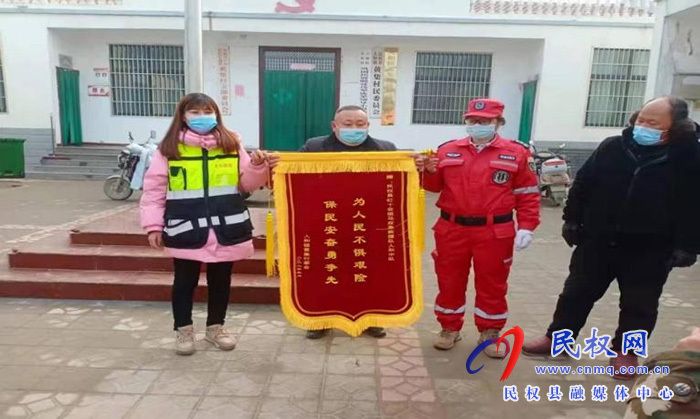 民權(quán)縣紅十字會斑馬應(yīng)急救援隊(duì)人和中隊(duì) 不懼艱險沖在前 義務(wù)消殺保民安