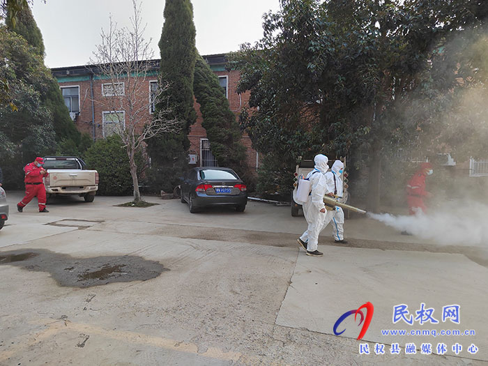 北關(guān)鎮(zhèn)：斑馬應急救援隊開展義務消殺，為干部健康保駕護航