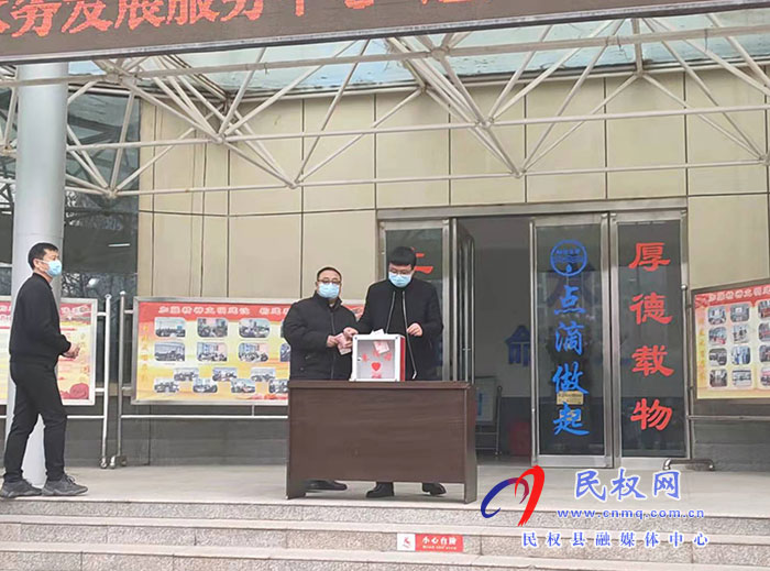 住建局水務發(fā)展服務中心開展“送溫暖、獻愛心”募捐活動