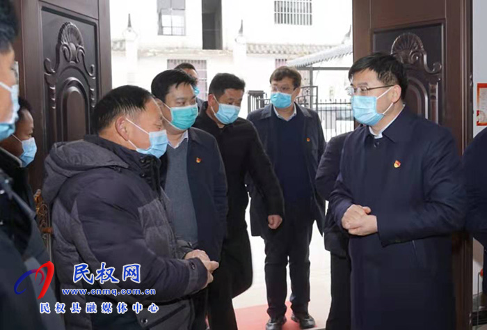 縣委書記張團(tuán)結(jié)走訪慰問困難老黨員