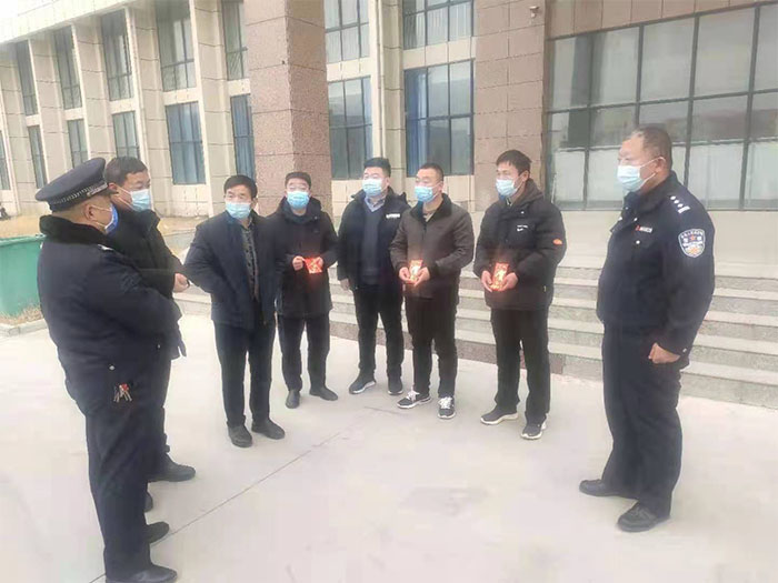 民權(quán)縣見義勇為基金會(huì)慰問縣畜牧發(fā)展服務(wù)中心見義勇為人員