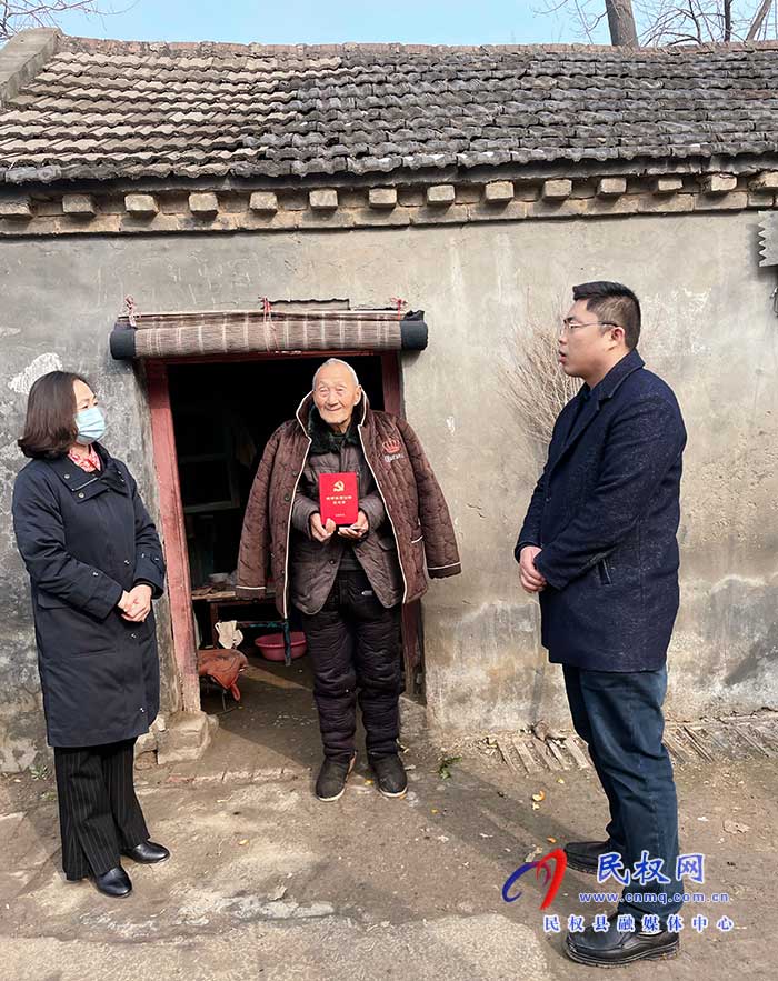 團(tuán)委、婦聯(lián)節(jié)前慰問老黨員，春節(jié)情暖群眾心