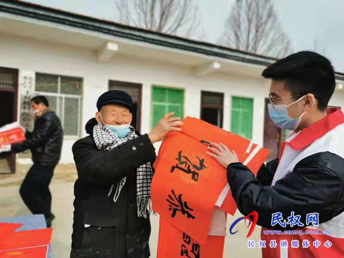 民權(quán)縣團(tuán)委開展“送福進(jìn)農(nóng)家，快樂中國年”春聯(lián)義寫活動(dòng)