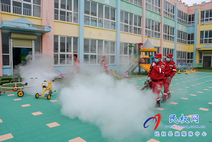 迎開學！民權(quán)縣人和鎮(zhèn)斑馬救援隊義務消毒忙