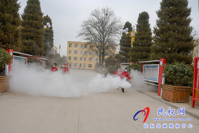 迎開學！民權(quán)縣人和鎮(zhèn)斑馬救援隊義務消毒忙