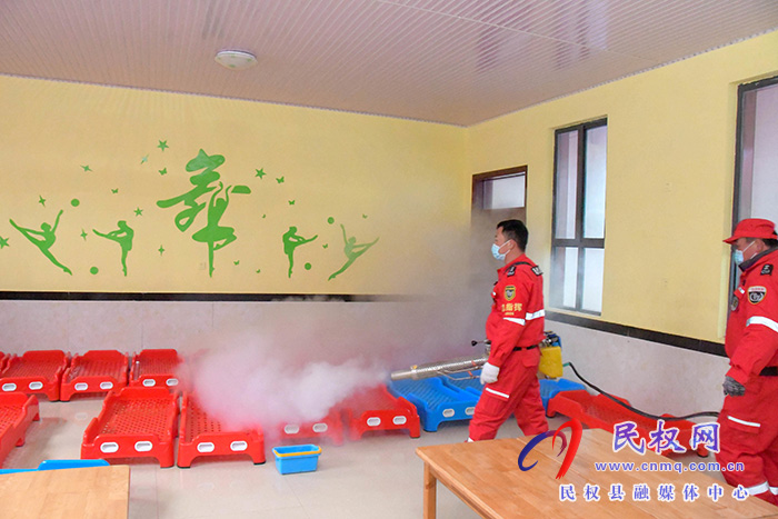 迎開學！民權(quán)縣人和鎮(zhèn)斑馬救援隊義務消毒忙