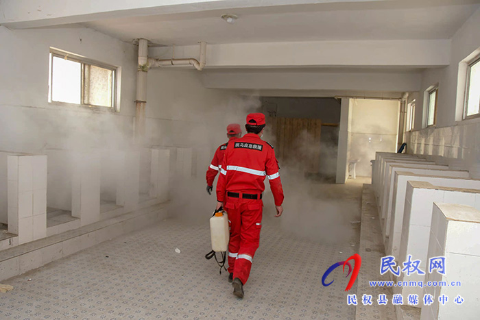 迎開學！民權(quán)縣人和鎮(zhèn)斑馬救援隊義務消毒忙