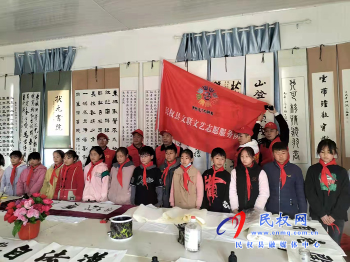 縣文聯(lián)文藝志愿服務(wù)隊組織開展書法進校園活動