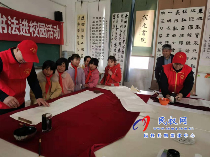 縣文聯(lián)文藝志愿服務(wù)隊組織開展書法進校園活動
