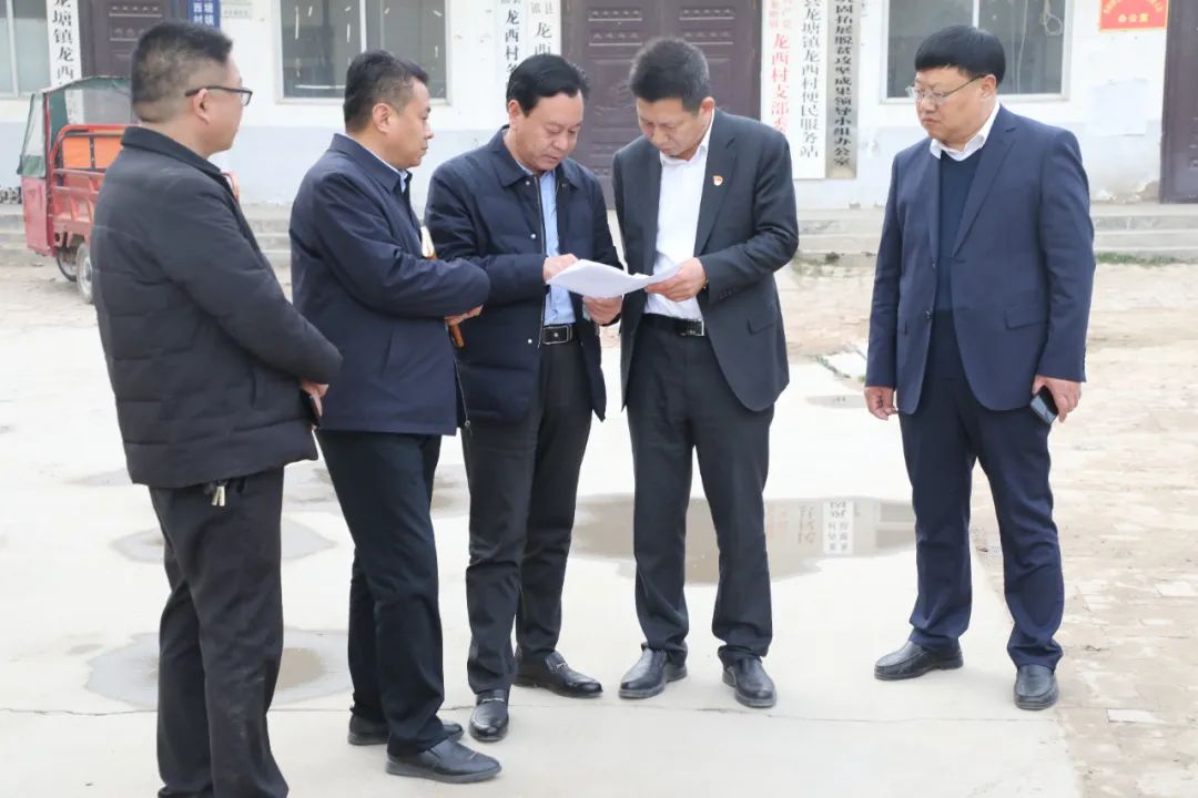 縣委常委、縣紀委書記、縣監(jiān)委主任冉燃到龍?zhí)伶?zhèn)暗訪人居環(huán)境整治、信訪維穩(wěn)等工作