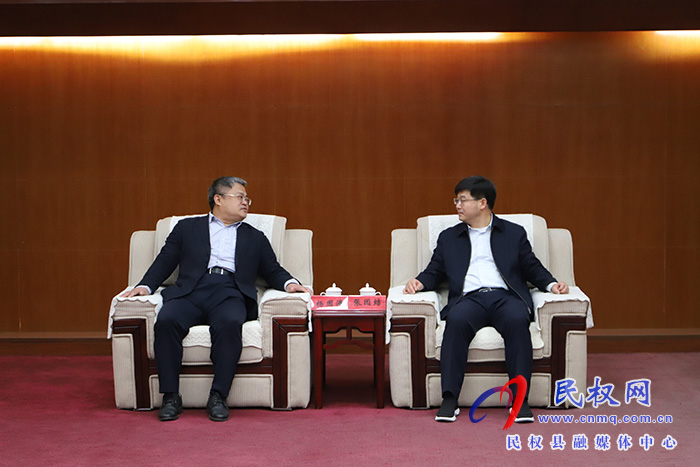 縣委書記張團(tuán)結(jié)會見北汽福田集團(tuán)黨委常委、副總經(jīng)理、福田雷薩專用車董事長楊國濤