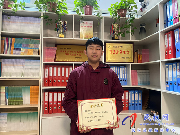 民權(quán)求實中學學生拾金不昧 失主贈送錦旗致謝