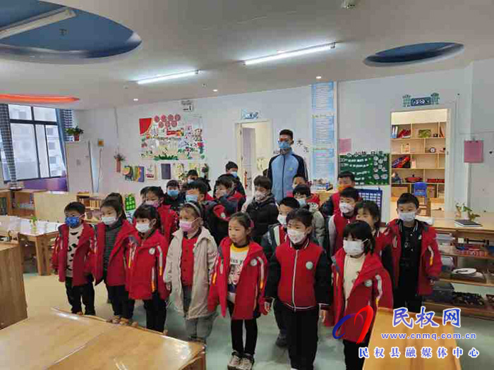 童心抗疫 致敬祖國 ——民權縣幼兒園舉行室內(nèi)升旗儀式 開展疫情下愛國主義暨安全衛(wèi)生主題教育