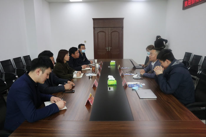 縣委常委、副縣長于茜會見客商