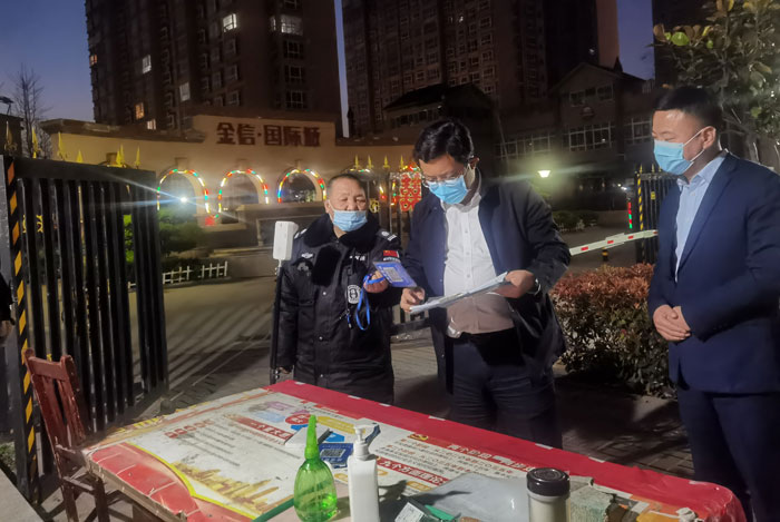 縣委常委、統(tǒng)戰(zhàn)部長、南華街道辦事處黨工委書記李君督導(dǎo)疫情防控工作