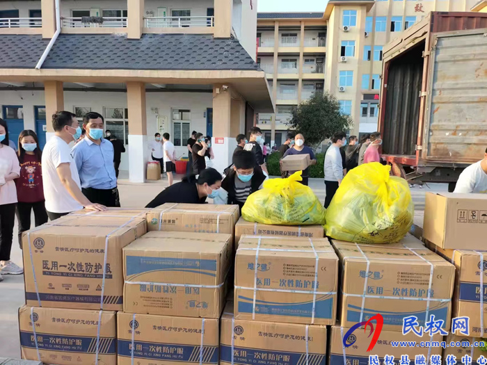 民權(quán)縣衛(wèi)健委機(jī)關(guān)黨委書記、黨組成員、副主任孫濤到永城市慰問民權(quán)縣支援永城核酸采樣隊人員