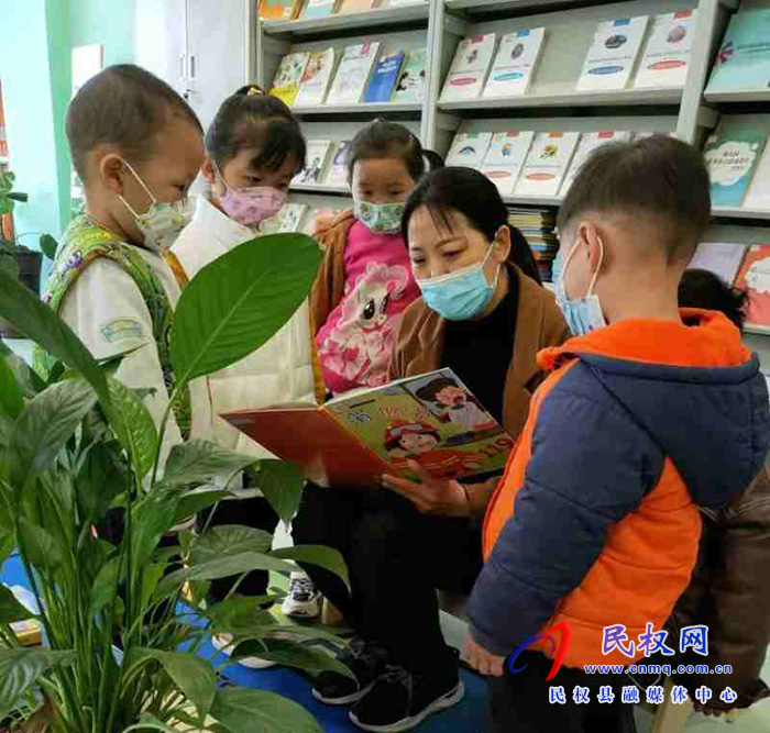 享受書(shū)香濃，閱讀“閱”美麗。民權(quán)縣幼兒園疫情期間持續(xù)推進(jìn)書(shū)香校園建設(shè)活動(dòng)，家園共育、親子共讀，書(shū)香家庭