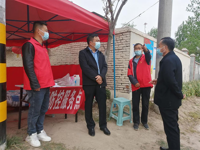 縣畜牧發(fā)展服務(wù)中心查看疫情防控點值班值守情況