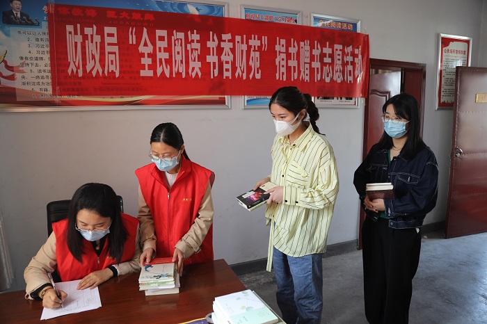 縣財(cái)政局開展“全民閱讀 書香財(cái)苑”捐書贈書志愿活動