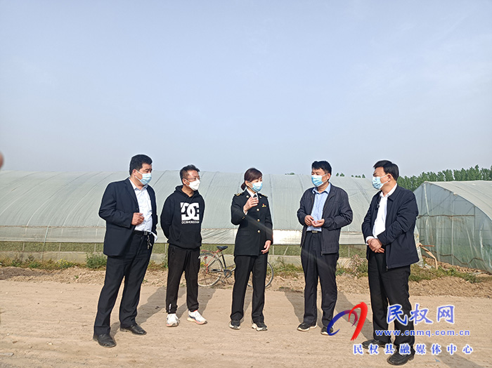 縣委常委、副縣長(zhǎng)于茜到莊子鎮(zhèn)現(xiàn)場(chǎng)辦公 破解農(nóng)產(chǎn)品滯銷(xiāo)難題