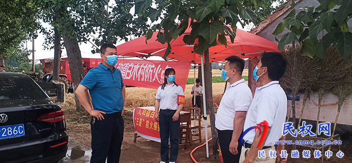 人和鎮(zhèn)政府鎮(zhèn)長韓建深入到田間地頭、各防火服務(wù)點(diǎn)，查看“三夏”防火安全、物資儲(chǔ)備和值班值守等工作