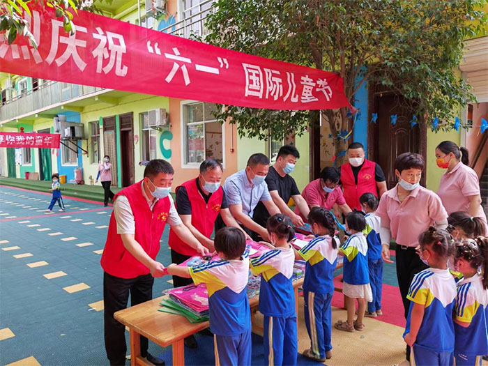 縣畜牧發(fā)展服務(wù)中心前往幫扶村開展“六一”兒童節(jié)慰問(wèn)活動(dòng)