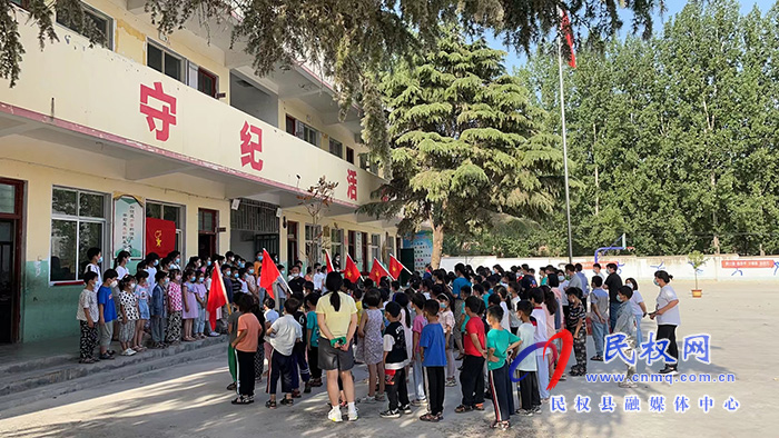 民權(quán)縣糧食收購儲(chǔ)備中心赴大陳莊小學(xué)開展“唱支紅歌給黨聽”活動(dòng)