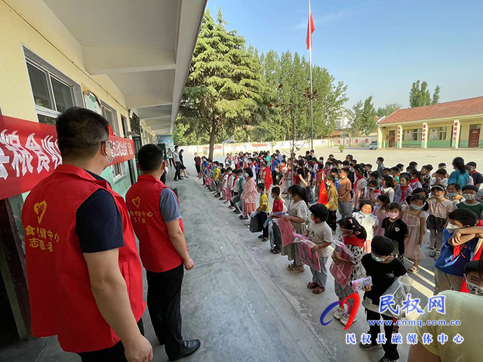 民權(quán)縣糧食收購儲(chǔ)備中心赴大陳莊小學(xué)開展“唱支紅歌給黨聽”活動(dòng)
