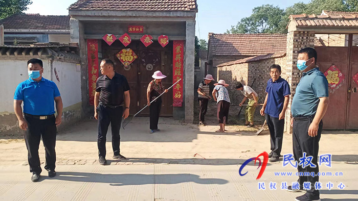 人和鎮(zhèn)黨委書記張翼、政府鎮(zhèn)長(zhǎng)韓建深入各村委督導(dǎo)查看人居環(huán)境整治提升工作開展情況